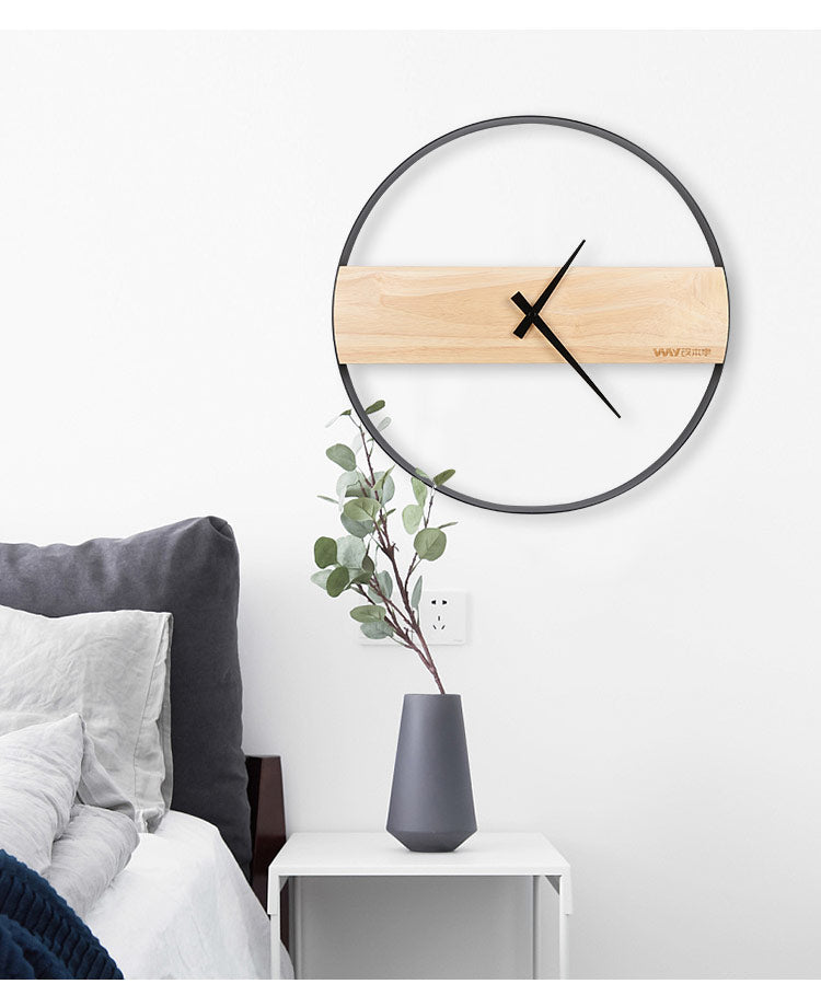 Horloge murale en bois simple et créative